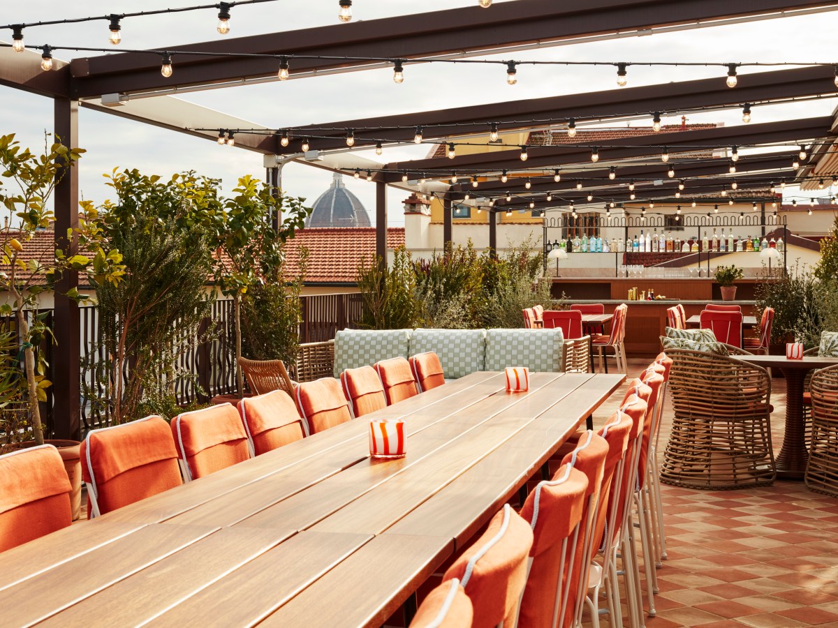 Enoteca Violetta sale sul tetto: The Hoxton apre il primo rooftop wine bar di&nbsp;Firenze